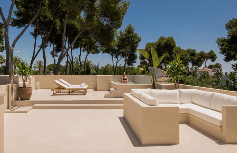 Integrated corner seating on a light-coloured terrace