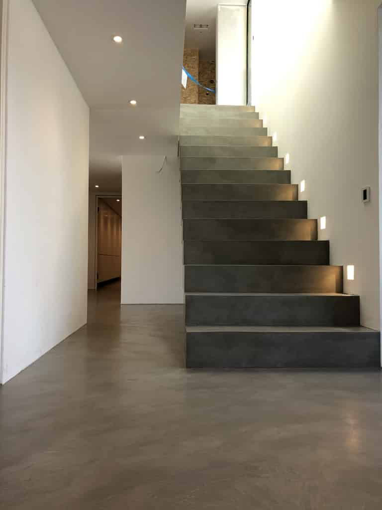 beton görünümlü merdiven yüzeyi